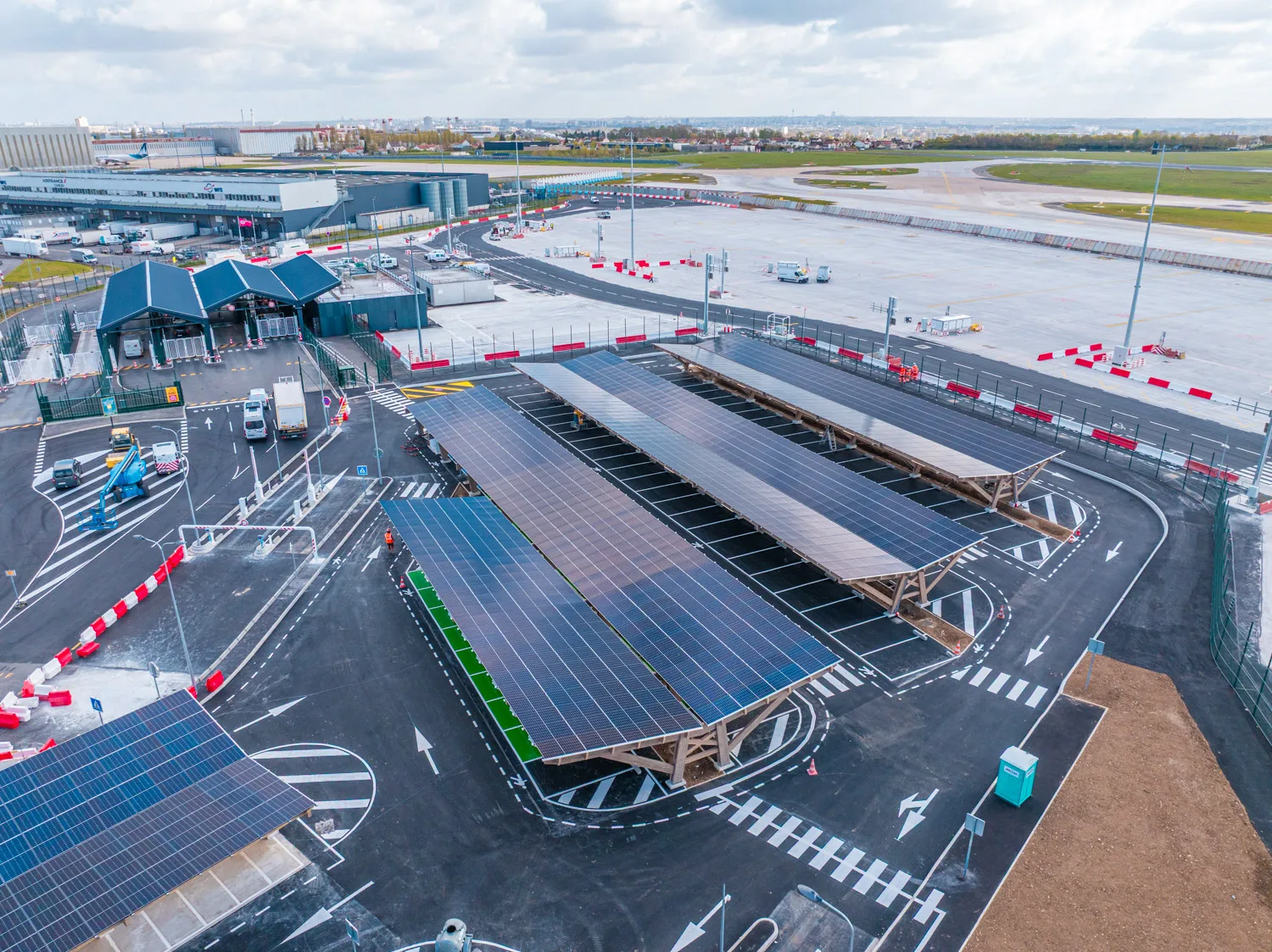 Ombrières photovoltaïques réalisées par Lumélasol sur un grand site professionnel
