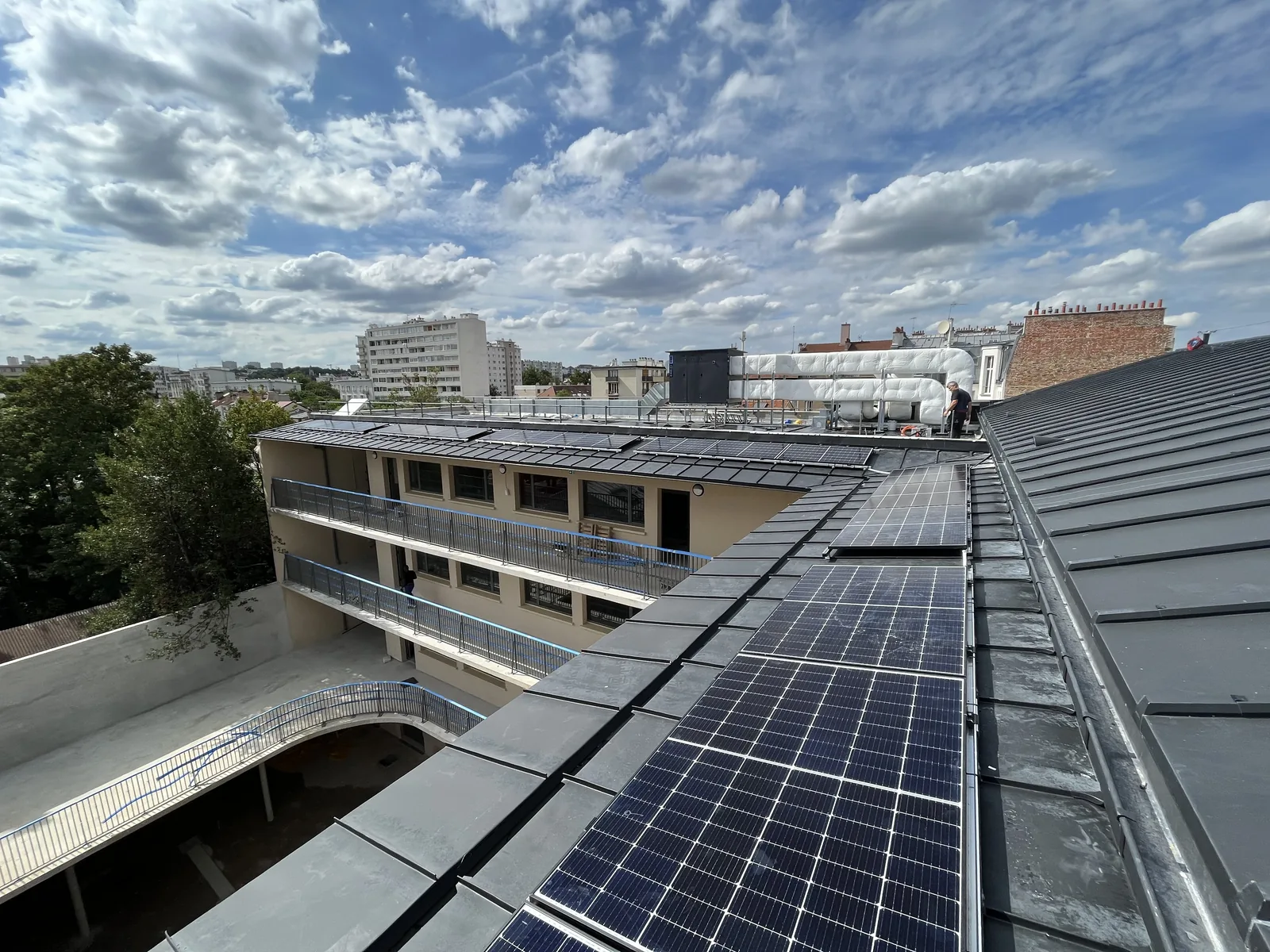 Détail de panneaux photovoltaïques installés sur une toiture inclinée en bac acier