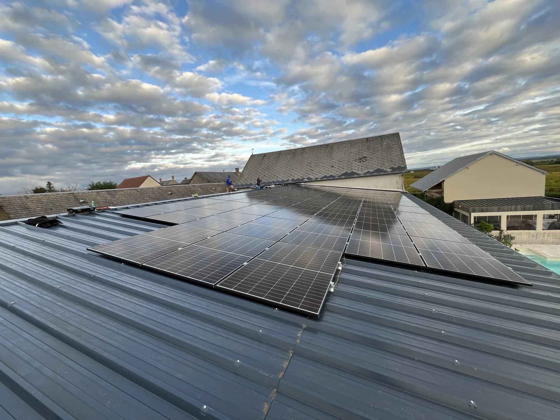 Installation de panneaux photovoltaïques sur une toiture inclinée en bac acier
