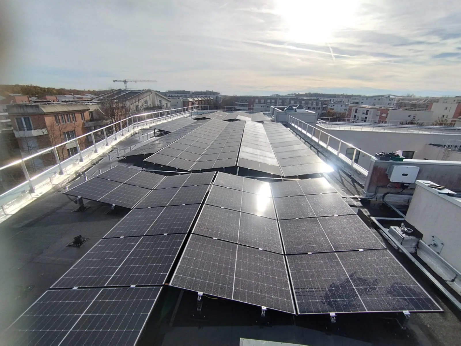 Installation photovoltaïque sur la toiture-terrasse d’un bâtiment professionnel