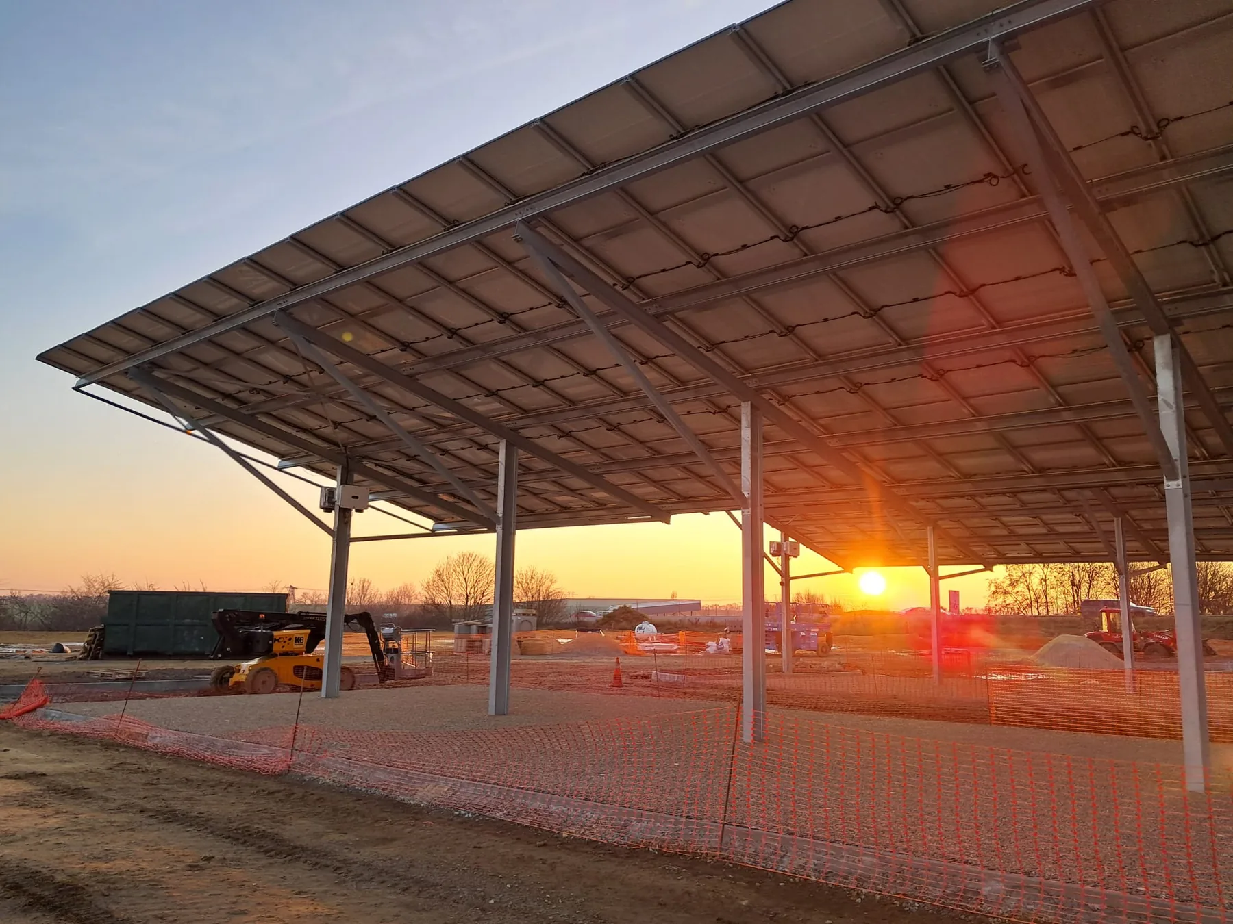 Ombrières photovoltaïques installées par Lumélasol au coucher du soleil