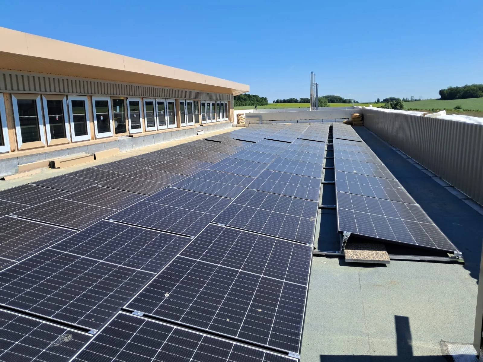 Panneaux photovoltaïques sur la toiture-terrasse d’un bâtiment professionnel